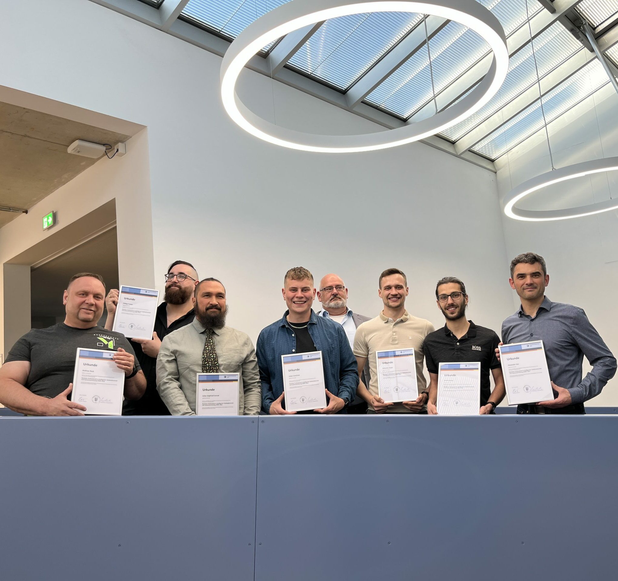 Absolventen der Fortbildung Bachelor Professional in intelligenter Gebäudetechnik und Systemvernetzung