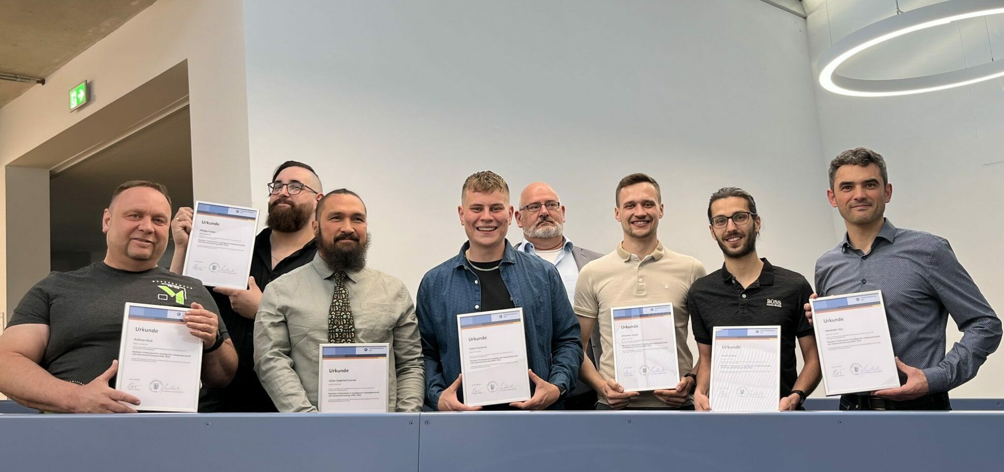 Absolventen der Fortbildung Bachelor Professional in intelligenter Gebäudetechnik und Systemvernetzung