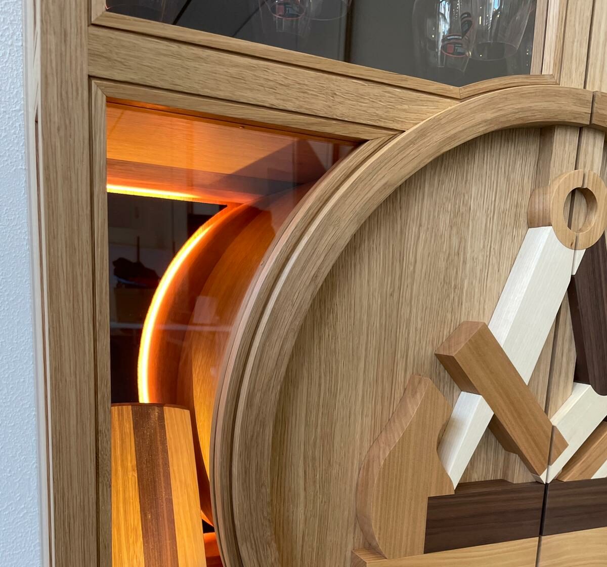 Meisterstück eines Tischlers, Weinschrank mit Beleuchtung und Tischler Symbol