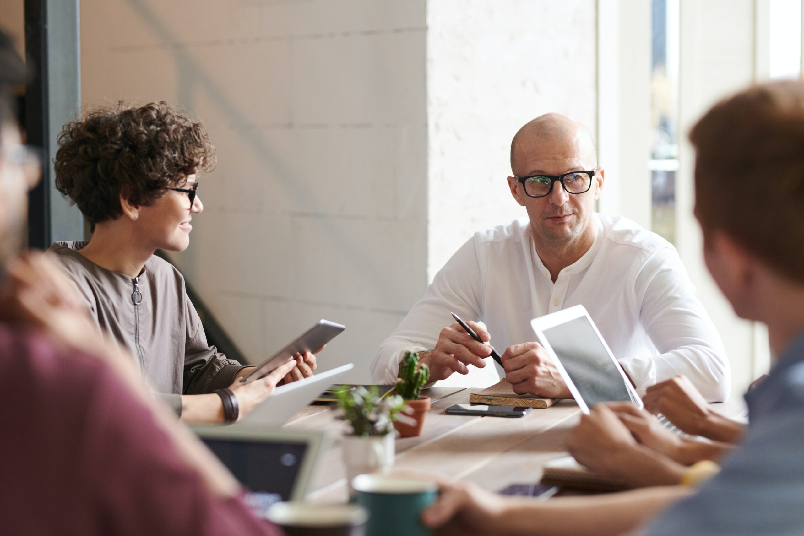 Besprechungssituation im Büro mit mehreren Personen