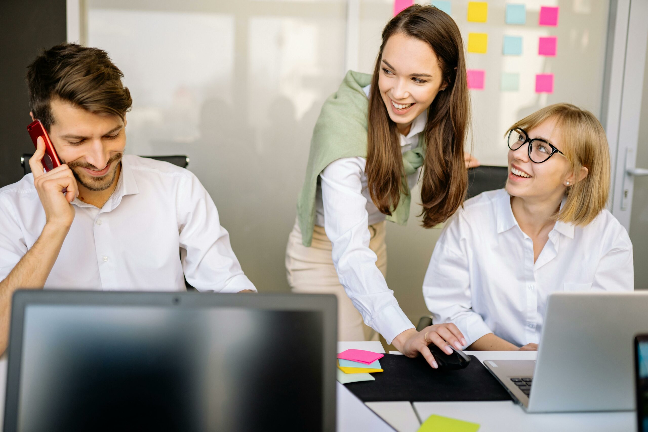 Junges Team im Büro beim Arbeiten